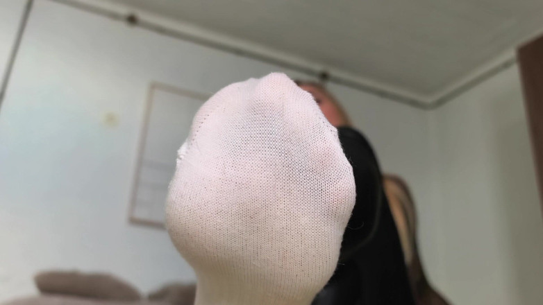 Goddess Lena: ¡Lame mis pies sudorosos y sucios, cerdo!