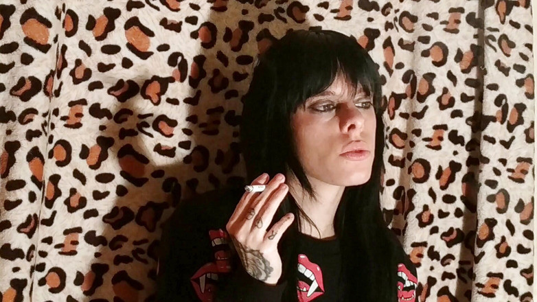 Beth Kinky: Fumez pentru că sunt plictisitoare - Beth Kinky