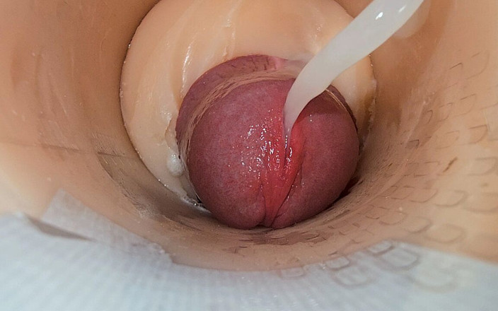 Creme sperm: Une caméra au fond d’une chatte étroite capture une énorme explosion de...