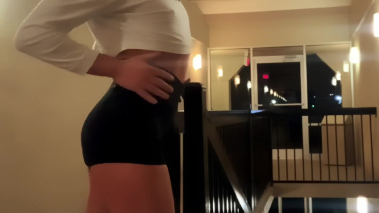 CindieLove: Dildo caldo culo cazzo in hotel Corridoio in pantaloncini corti