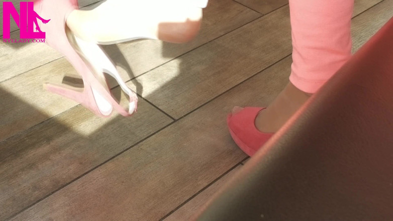 Nyllady: Joc cu pantofi cu tocuri înalte într-un bar