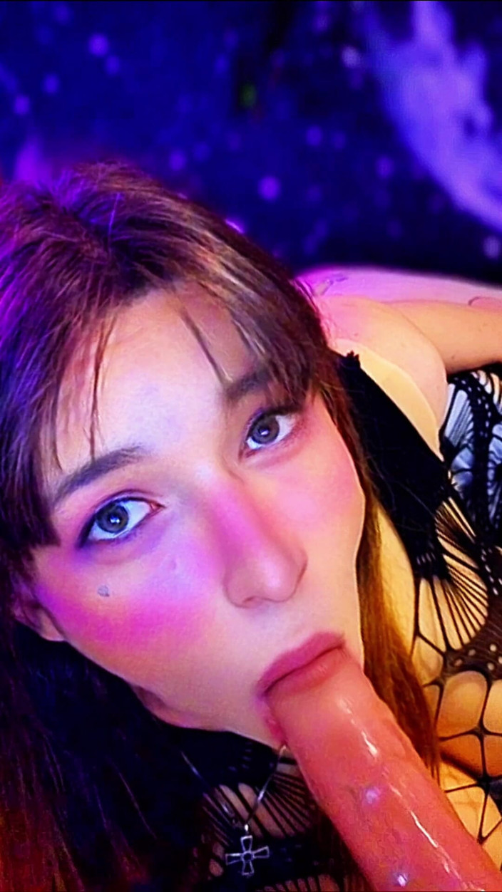 Bella Roar: Beautifull Trans Girl Miluje Sát Velké Ptáky