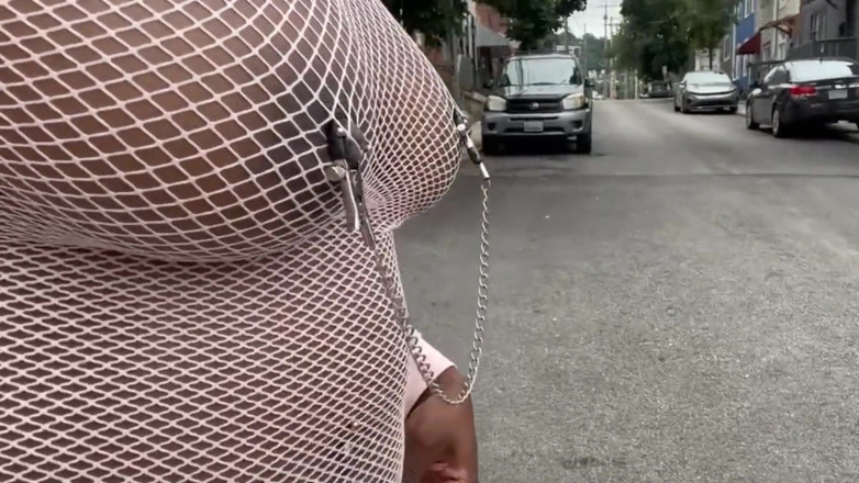 Super sexy ebony cuties: Caminando con vestido de rejilla follando mi coño en la...