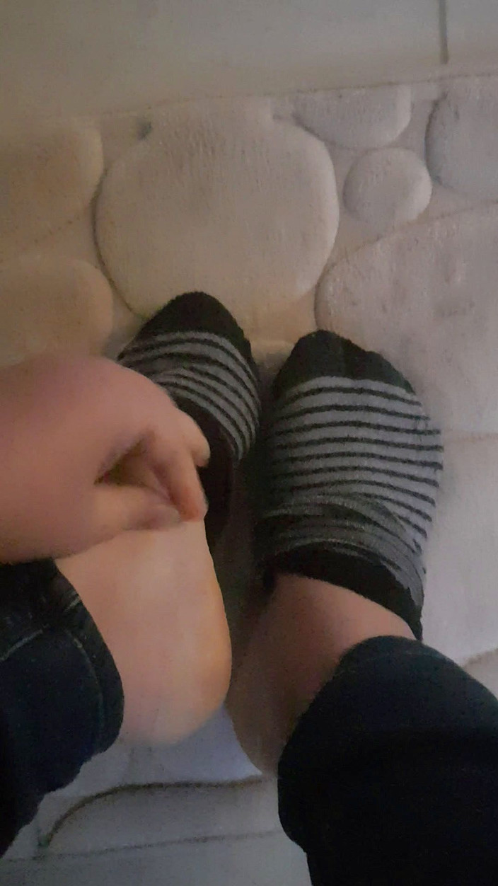 Faith's Feet Fetish: Fétichisme des pieds de Faith - enlève mes chaussettes après une...
