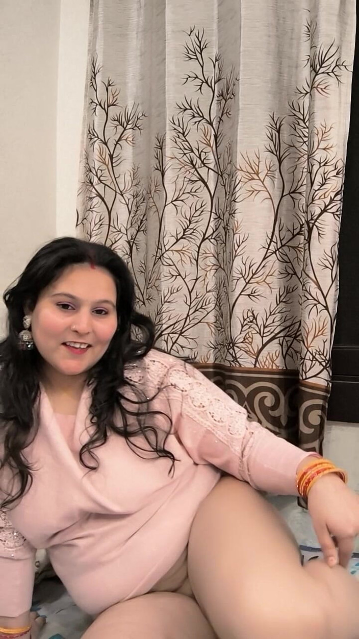 Desi chudai hub: Poesje likken haar zelf met een vinger