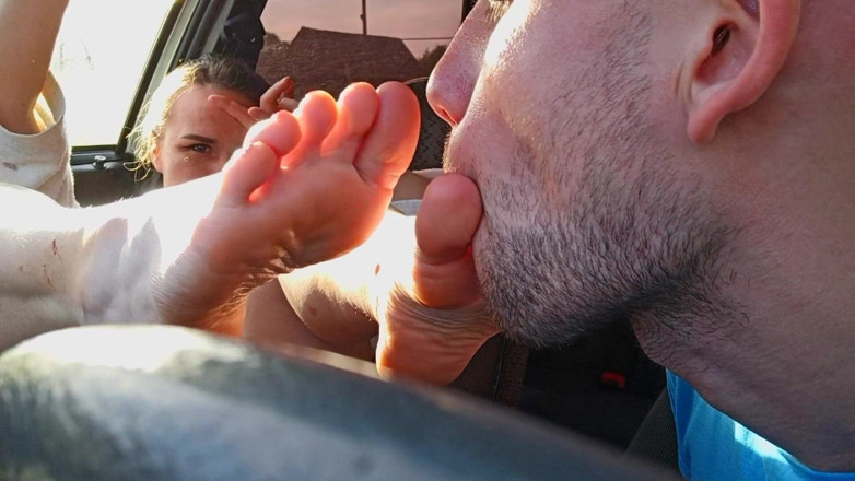 FoxyAndZaz: Il tassista lecca i piedi di una bionda sul sedile...