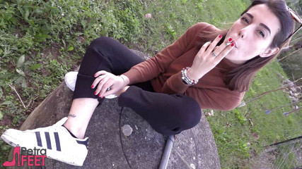 Smokin Fetish: Красива тінка курить на відкритому повітрі