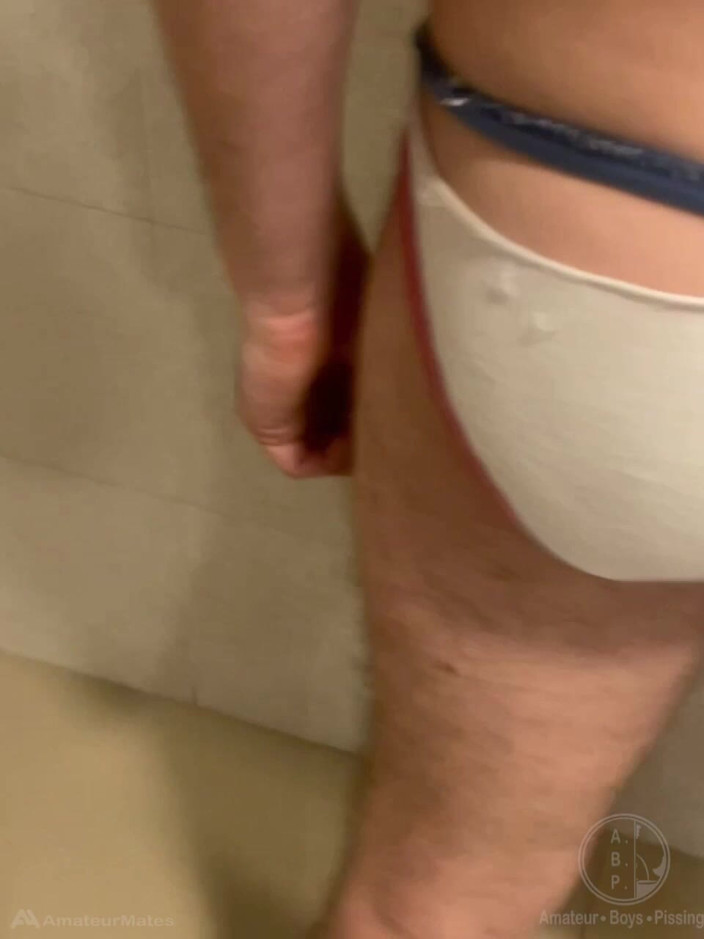 AmateurBoysPissing: 2 чувака розважаються в громадських туалетах біля басейну