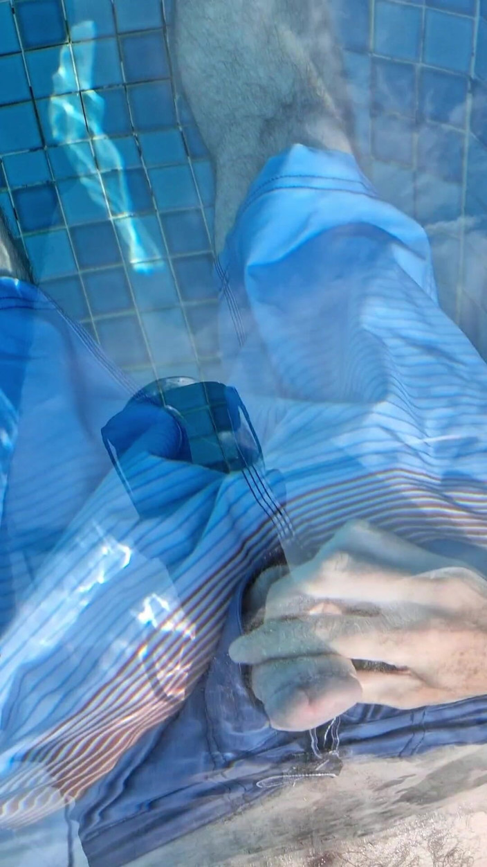 Aus Guy in Viet: Acariciando meu pau na piscina