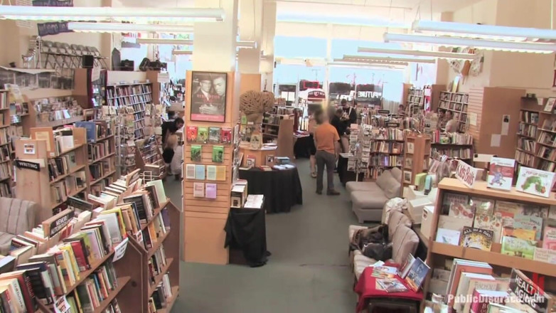 Public Disgrace by Kink: Un ver de bibliothèque rousse se fait humilier et baiser...
