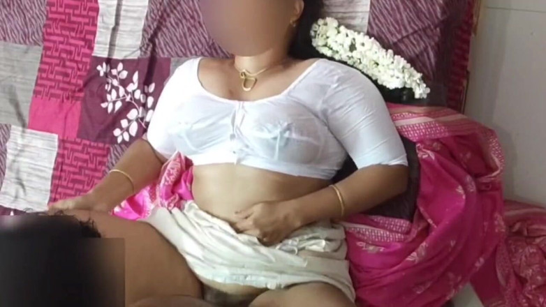 Black & white desicat: Betrügende desi bhabhi in nassen weißen blusen, titten hüpfen schnell
