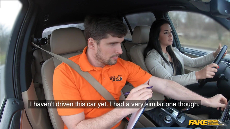 Fake Driving School: Studentessa si china e scopa