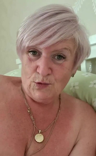Uk Joolz: Morning chat from the bed