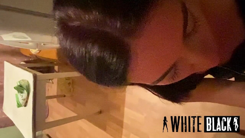 WhiteBlack: Istri anal teman yang patuh nyepong kontol