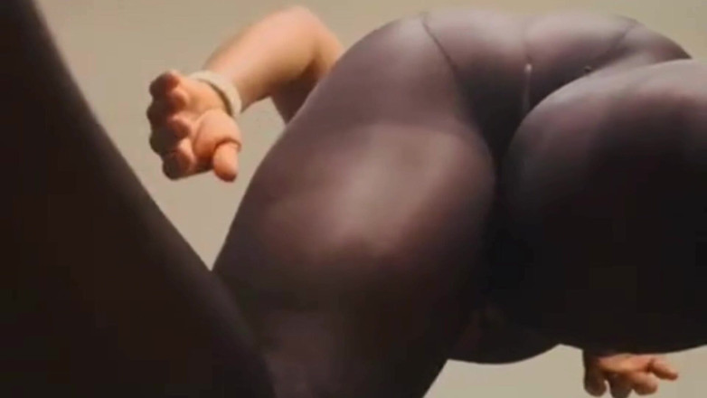 Maeling: Une bimbo salope piégée dans des bas en nylon