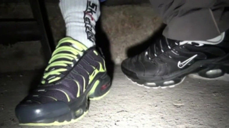Sneaker gay: Slampa sub missas till sneakersna av julien en fjällande pojke