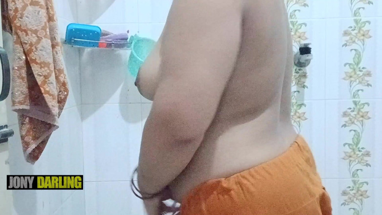 Jony Darling: 인도 아줌마 화장실 비디오 부추