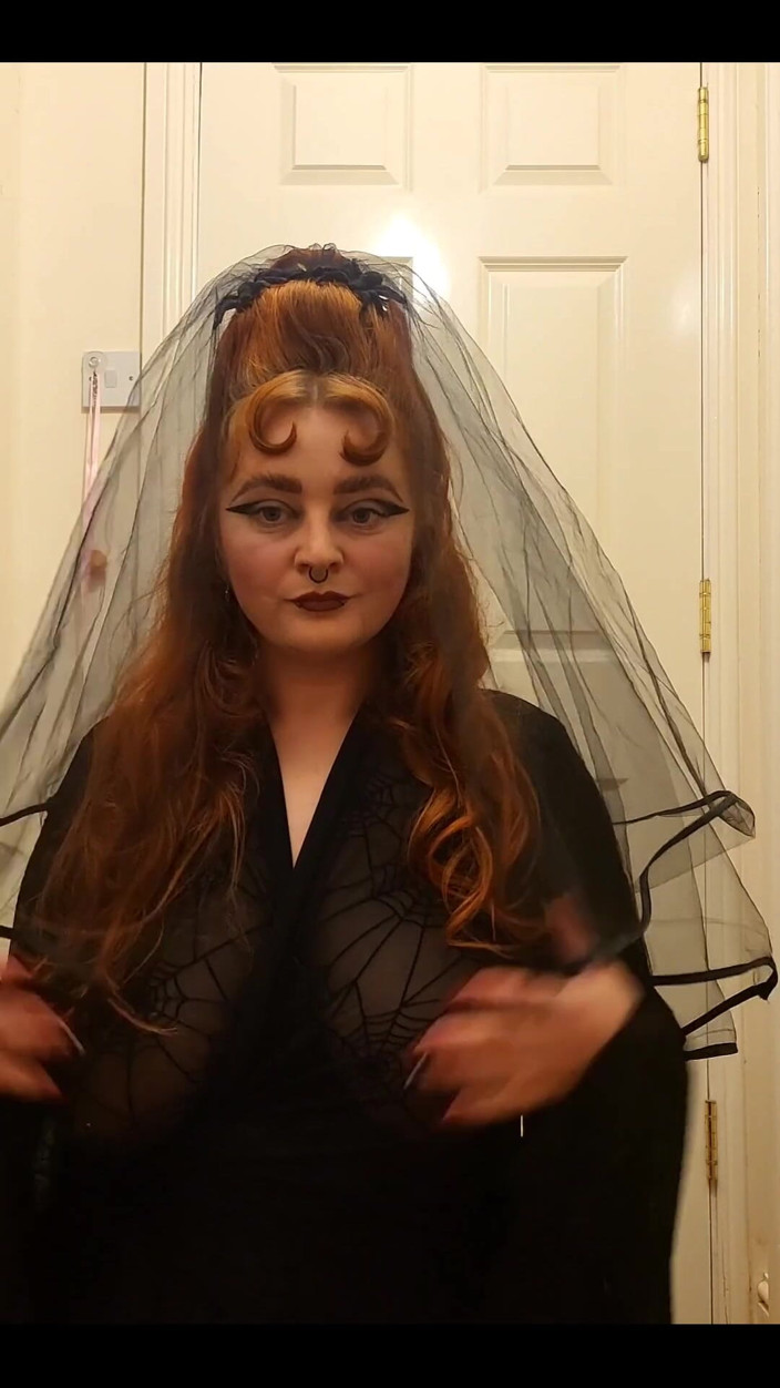 Bunny Royle: La mistress stagionale è pronta a eccitarti in My Web