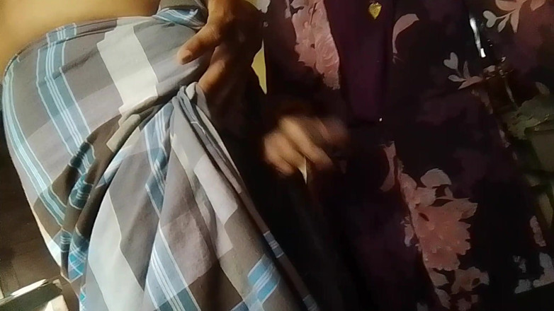Bijukumar: Tamilska wiejska dziewczyna ssie kutasa męża w kuchni
