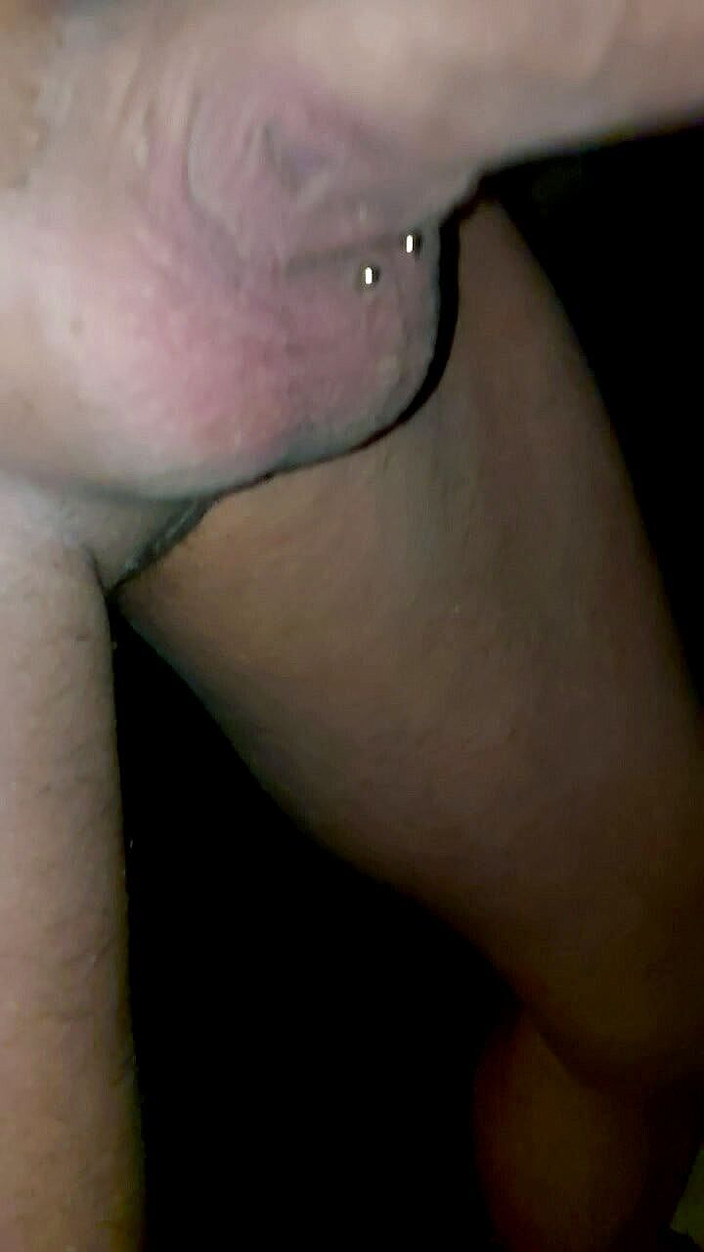 Spermabekkie: Câmera lenta com piercing no pau - closeup