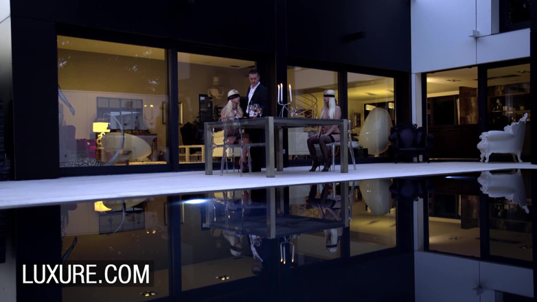 Luxure: Sumisa Chloe Lacourt y Jessie Volt follan con un chico...