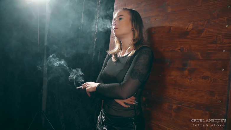 Cruel Anettes fetish world: Sigara yakın çekim