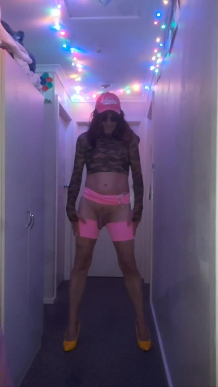 Lizzaali: Ho tagliato i pantaloncini rosa e ho fatto una gonna...