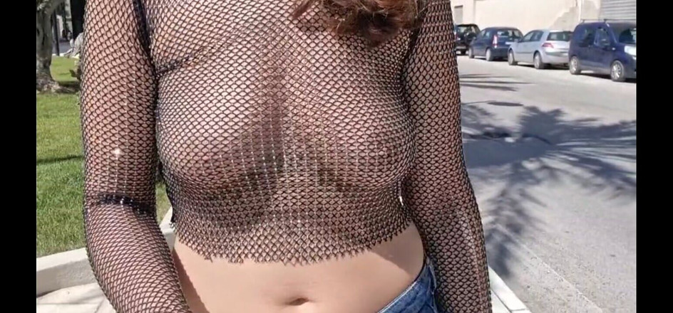 JonDickFlash: Ik flash mijn tieten in een doorzichtige blouse tijdens een...