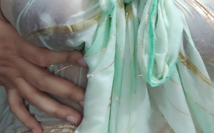 Sonisinghh: Une bhabhi en serviette mouillée a l’air sexy