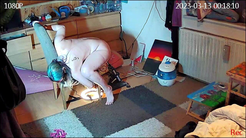 KittieNoOne: Une caméra surprend une MILF en utilisant sa machine à baiser