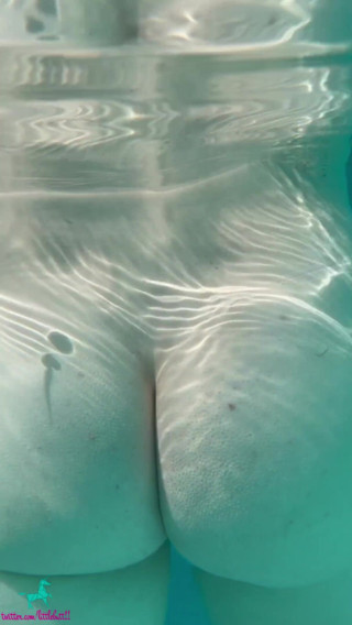 Little Butt: Sissy femboy mit knackarsch kommt im privaten pool