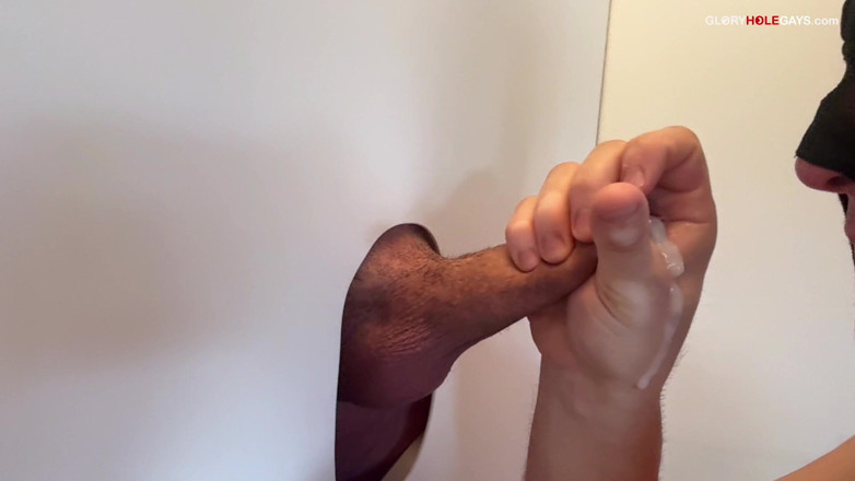 GLORYHOLEGAYS: Un tip hetero căsătorit încearcă o gaură în zid - gloryhole - și pula lui...