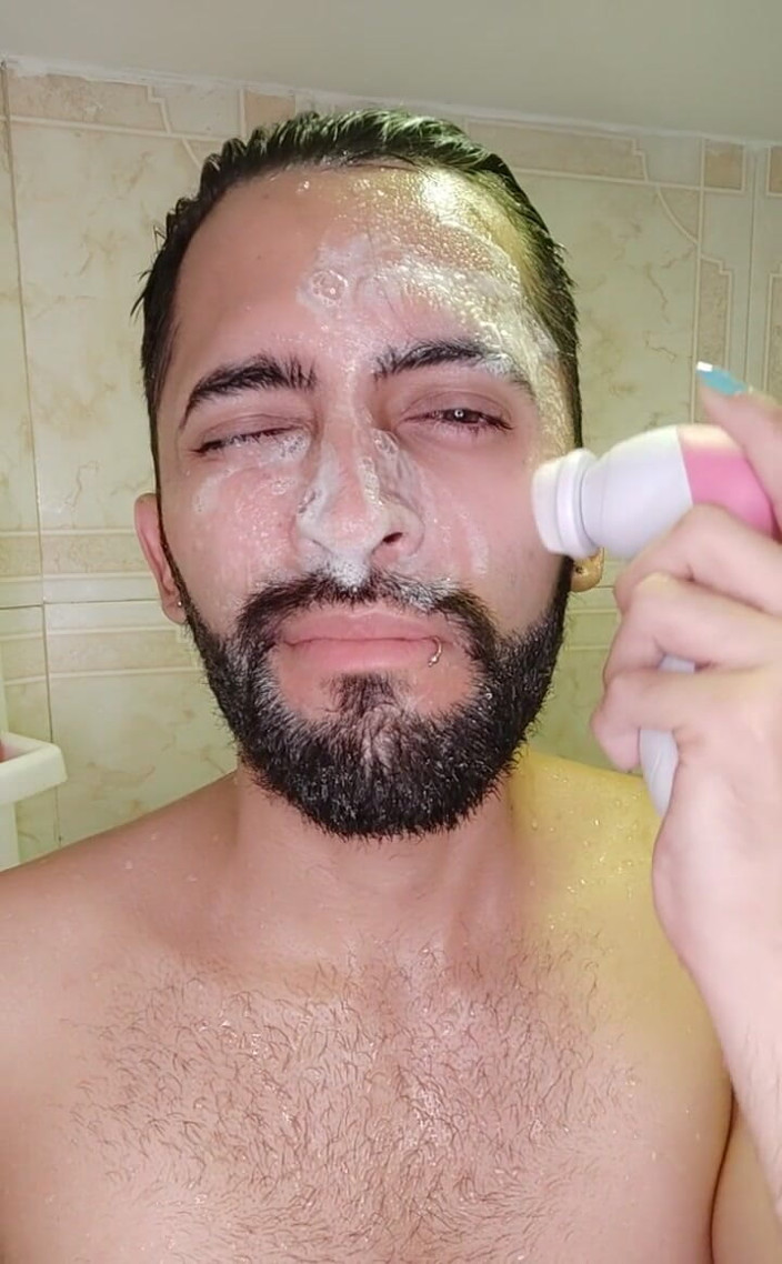 Camilo Brown: Non avrei mai pensato che pulire il tuo viso potrebbe...