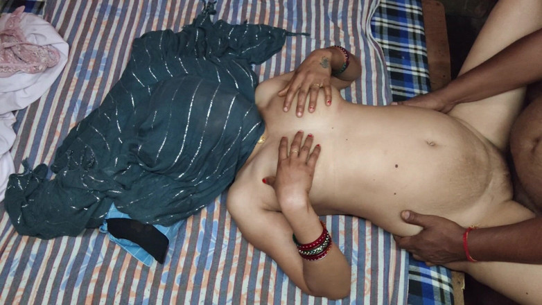 Madhu: Butyfull 大胸部女王madu deasi bhabi ne apne Badye Stan ka massage karay...