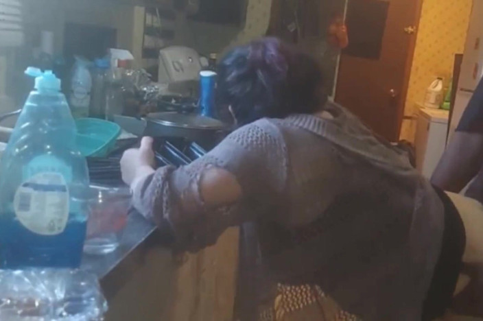 Anal_Angi_Rose: Cuisine mon dîner pendant que tu prends cette grosse noire