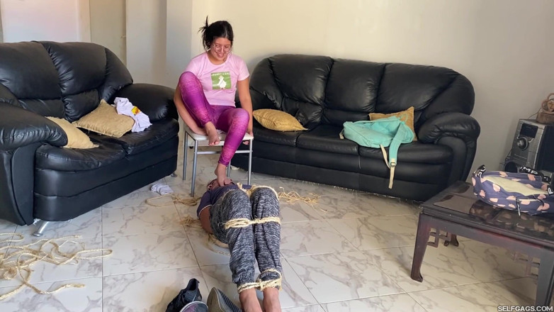 Selfgags femdom bondage: Перетворення нового студента на її безпорадну іграшку для бондажу!