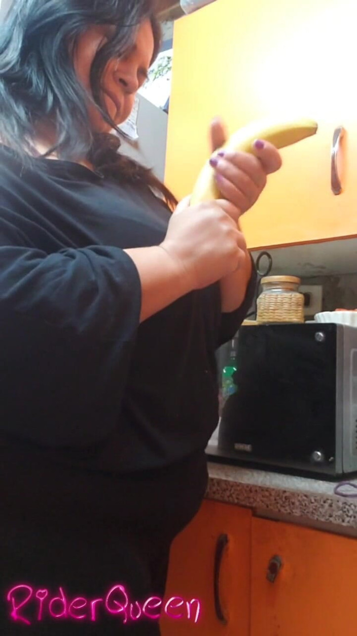 Only Riderqueen BBW Step Mom Latina Alone: О, сексуальна мачуха на бідній кухні