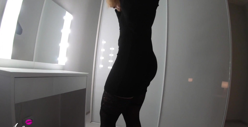 Alisa Lovely: Une petite amie dépravée vêtue de bas vient lui rendre...