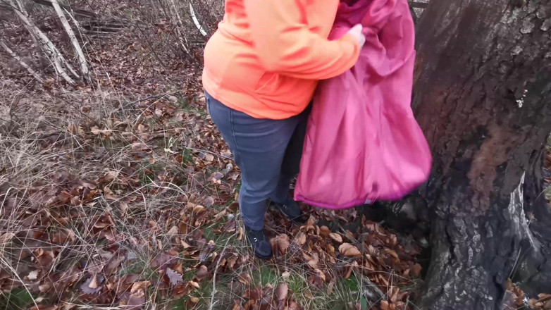 Bouncy Tits Action: Pedeapsa țâțelor complet goale în pădure
