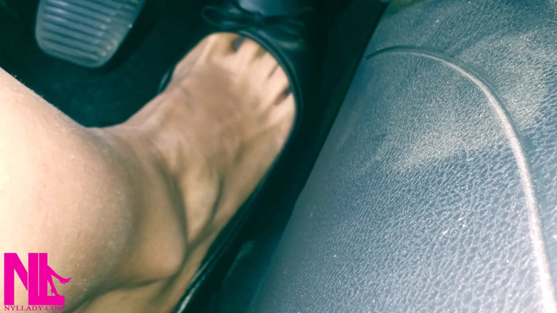 Nyllady: Revving et conduite dans des appartements en cuir noir sur...