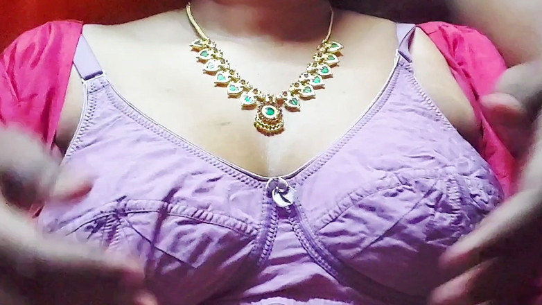 Desi Mohini: Une tatie excitée séduit son copain avec ses seins