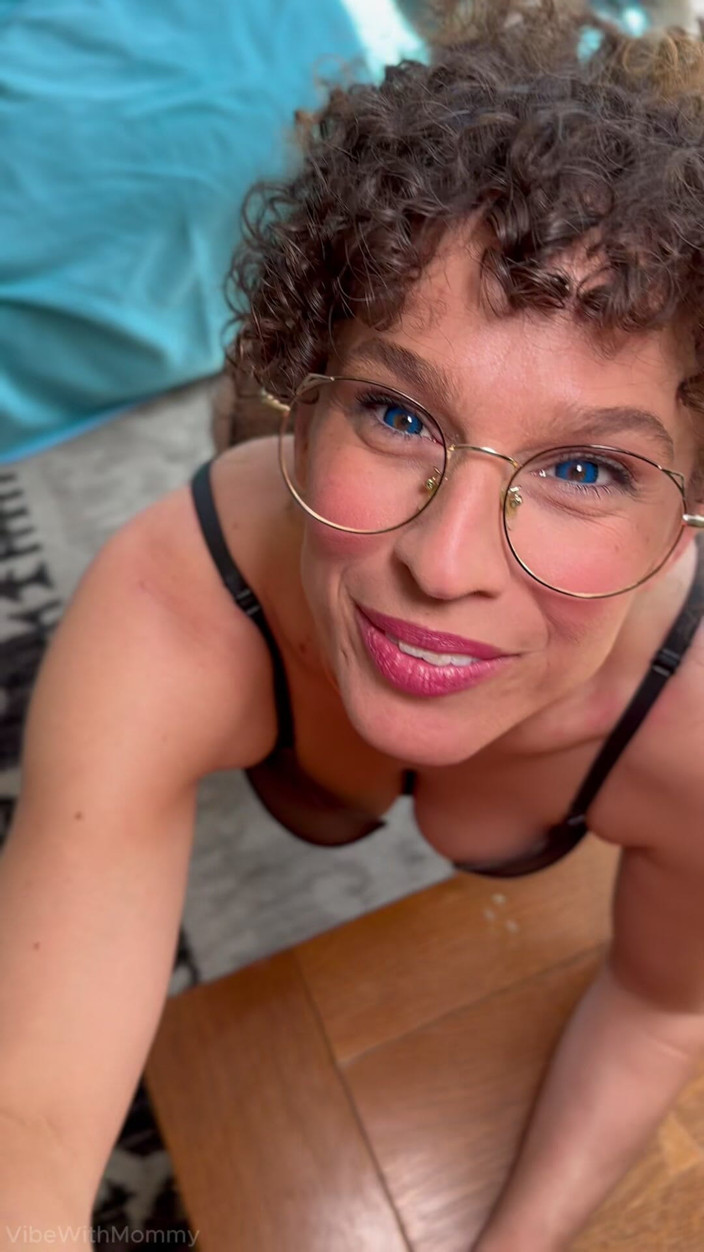 VibeWithMommy: Milf evreica cu ochi albaștri îți arată cum să faci un...