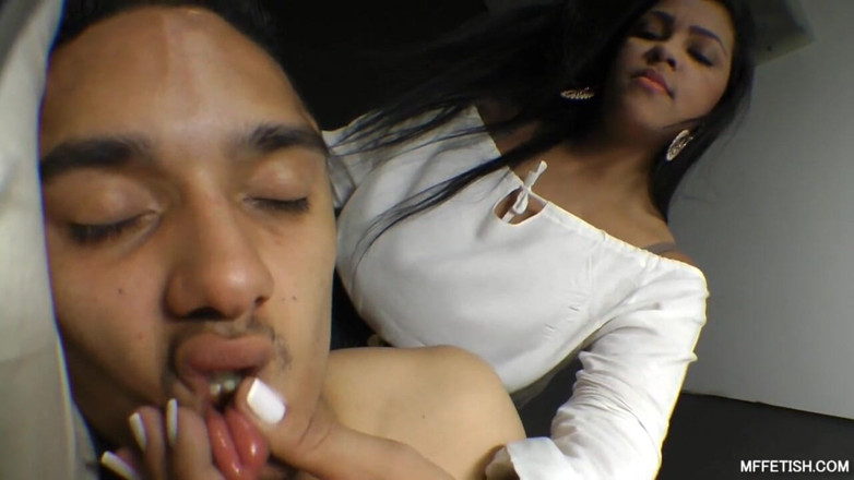 MF Fetish: Esclavo es perturbado por hermosa latina