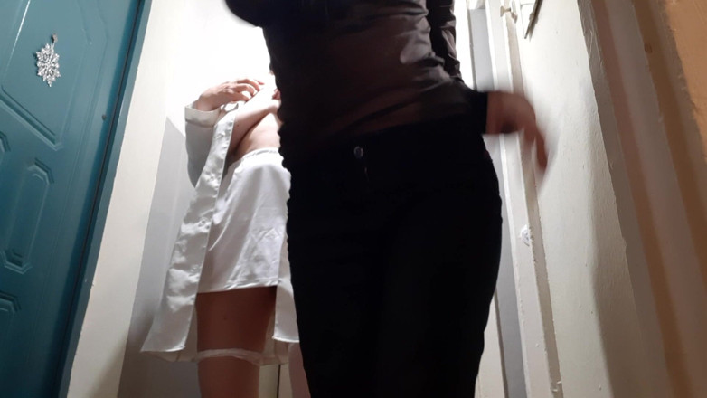 Lesbian-candys: Pendant une pause à l’université, une étudiante et une infirmière baisent dans...