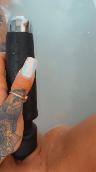 Tattoomilf: Вибрации во время купания