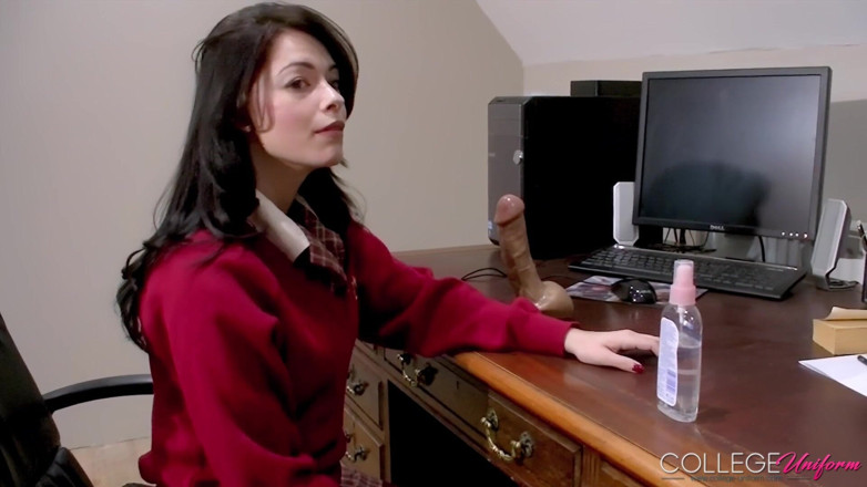 College Uniform: Footjob, gode avec Ava Dalush