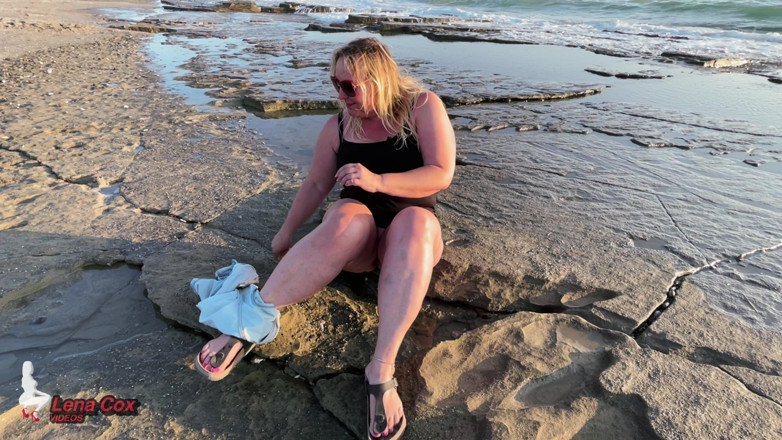 Lena Cox: Lena Cox wird frech am Meer: Outdoor-Dildofick &amp;wilde squirting auf den...