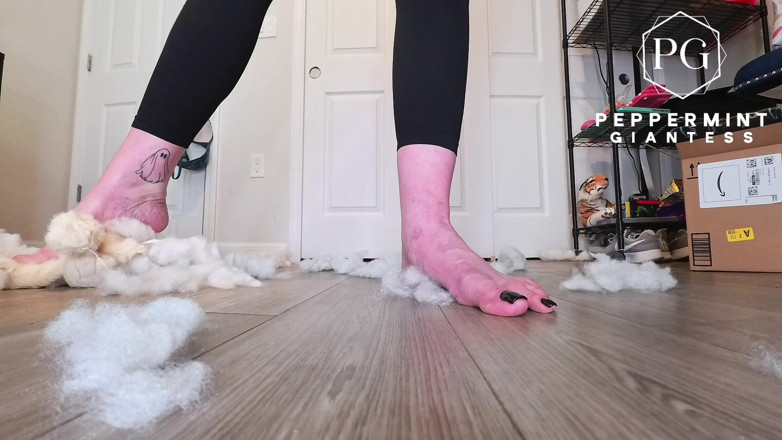 Peppermint Giantess: 67 висока велетень босоніж plushie crush: розмір 16 ніг розривається і порожній пух