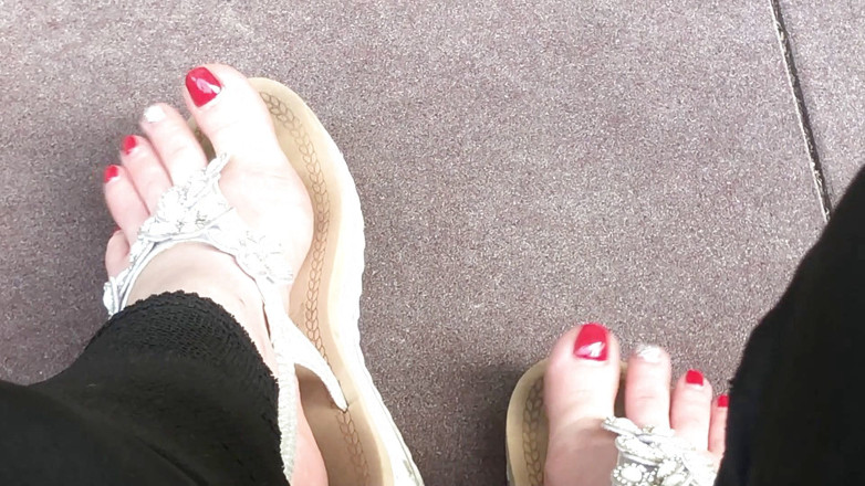 Goddess Misha Goldy: Sandal mengusik di luar dengan kuku jari tangan merah &amp; melancap