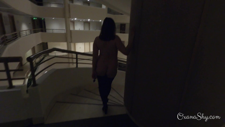 MILF Oxana: Prinsă goală pe holul unui hotel
